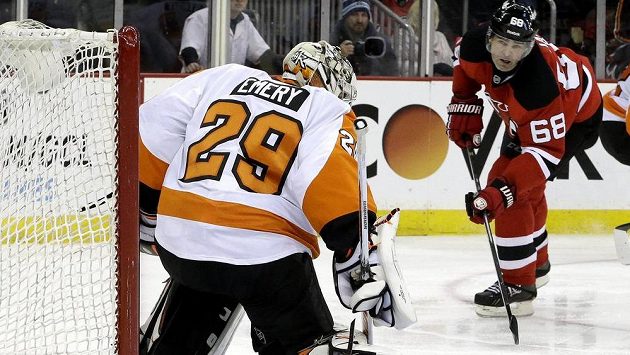 Jaromír Jágr prověřuje brankáře Philadelphie Raye Emeryho. Jaromír Jágr prověřuje brankáře Philadelphie Raye Emeryho.
