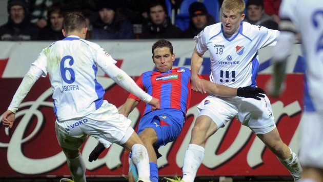 Jan Kovařík z Plzně (uprostřed) v souboji s Lukášem Droppou (vlevo) a Michalem Frydrychem z Baníku. Jan Kovařík z Plzně (uprostřed) v souboji s Lukášem Droppou (vlevo) a Michalem Frydrychem z Baníku.