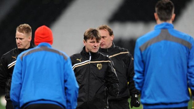 Plzeňský trenér Dušan Uhrin na tréninku před utkáním Evropské ligy se Šachtarem Doněck. Plzeňský trenér Dušan Uhrin na tréninku před utkáním Evropské ligy se Šachtarem Doněck.