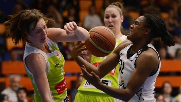 Rebbekkah Brunsonová z USK Praha (vpravo) bojuje o míč s brněnskými hráčkami Nicole Katherine Ohldeovou (uprostřed) a Terezou Peckovou. Rebbekkah Brunsonová z USK Praha (vpravo) bojuje o míč s brněnskými hráčkami Nicole Katherine Ohldeovou (uprostřed) a Terezou Peckovou.