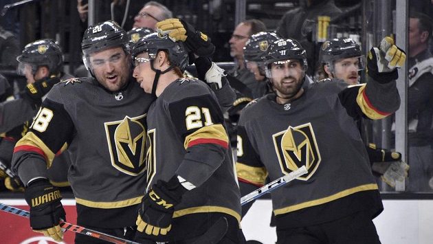 Cody Eakin (21) a William Carrier (28) z Vegas. Cody Eakin (21) a William Carrier (28) z Vegas.