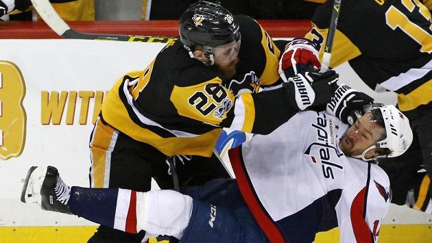Ian Cole (28) z Pittsburghu a Justin Williams (14) z Washingtonu. Ian Cole (28) z Pittsburghu a Justin Williams (14) z Washingtonu.