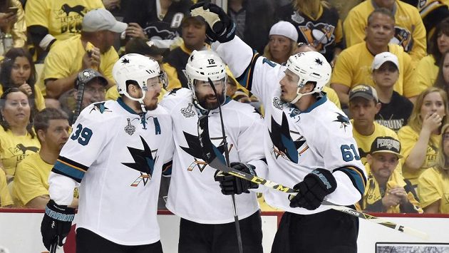 Hokejisté San Jose zleva Logan Couture, Patrick Marleau a Justin Braun se radují z gólu na ledě Penguins. Hokejisté San Jose zleva Logan Couture, Patrick Marleau a Justin Braun se radují z gólu na ledě Penguins.