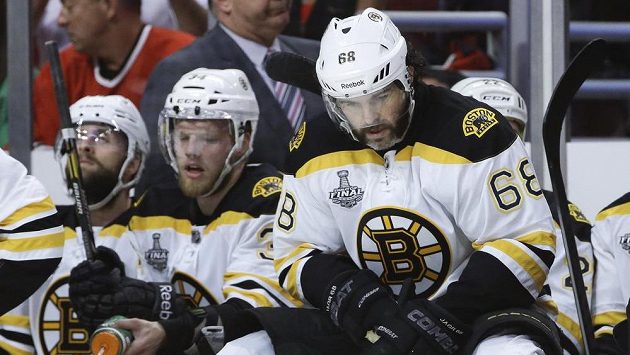Jaromír Jágr na mantinelu bostonské střídačky během finále Stanley Cupu proti Chicagu Jaromír Jágr na mantinelu bostonské střídačky během finále Stanley Cupu proti Chicagu