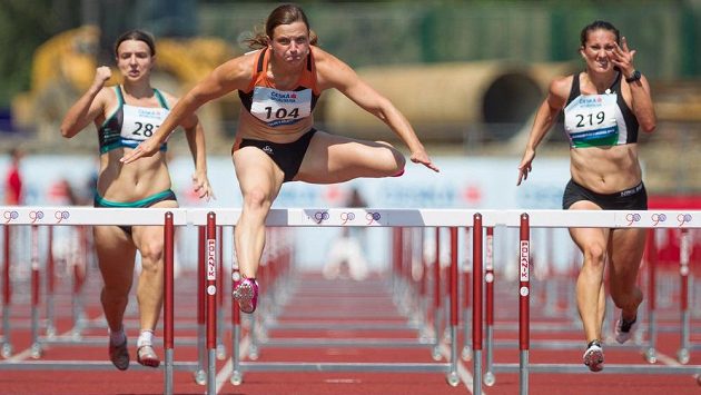 Lucie Škrobáková (uprostřed) na trati závodu 100 m překážek. Lucie Škrobáková (uprostřed) na trati závodu 100 m překážek.