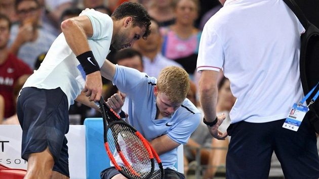Grigor Dimitrov (vlevo) neváhal a okamžitě šel pomoci svému soupeři Kylu Edmundovi. Grigor Dimitrov (vlevo) neváhal a okamžitě šel pomoci svému soupeři Kylu Edmundovi.