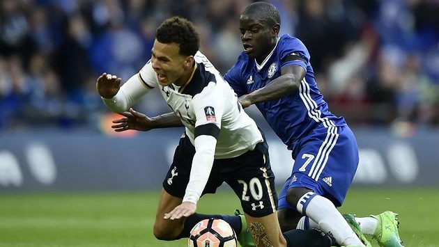 N'Golo Kanté z Chelsea (v modrém) v souboji s Dellem Allim z Tottenhamu. N'Golo Kanté z Chelsea (v modrém) v souboji s Dellem Allim z Tottenhamu.