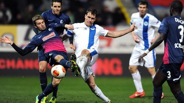 O míč svádějí souboj Sebastian Kerk z Freiburgu (vlevo) a útočník Slovanu Liberec Michael Rabušic. O míč svádějí souboj Sebastian Kerk z Freiburgu (vlevo) a útočník Slovanu Liberec Michael Rabušic.