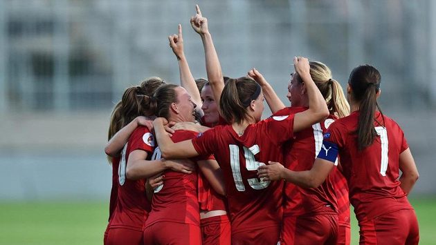 Radost českých fotbalistek nad třetím gólem Evy Bartoňové. Radost českých fotbalistek nad třetím gólem Evy Bartoňové.