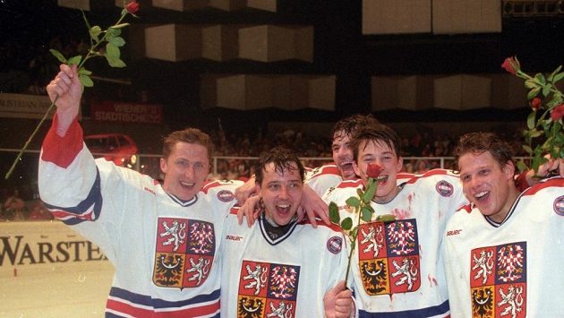 Drahomír Kadlec (druhý zleva) na snímku z MS 1996 v Rakousku. Vlevo Antonín Stavjaňa, dále jsou na snímku František Kaberle (druhý zprava) a Stanislav Neckář Drahomír Kadlec (druhý zleva) na snímku z MS 1996 v Rakousku. Vlevo Antonín Stavjaňa, dále jsou na snímku František Kaberle (druhý zprava) a Stanislav Neckář