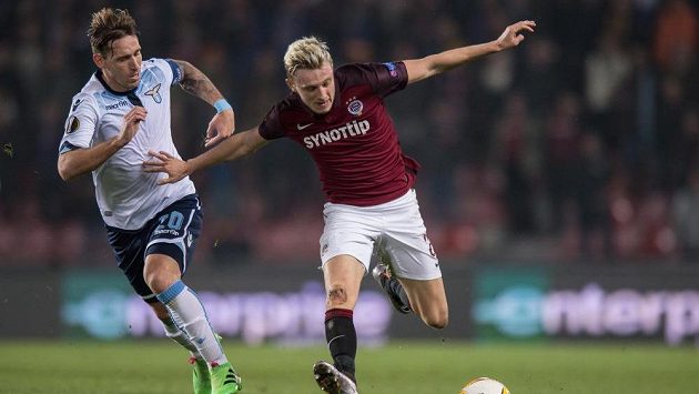 Záložník Lazia Lucas Biglia (vlevo) brání záložníka Sparty Praha Ladislava Krejčího. Záložník Lazia Lucas Biglia (vlevo) brání záložníka Sparty Praha Ladislava Krejčího.