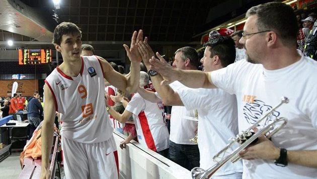 Nymburský basketbalista Jiří Welsch se zdraví s fanoušky po vítězném utkání se Sevillou. Nymburský basketbalista Jiří Welsch se zdraví s fanoušky po vítězném utkání se Sevillou.