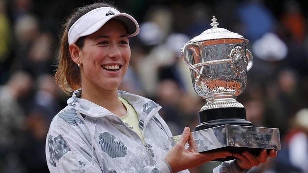 Španělská tenistka Garbiňe Muguruzaová s trofejí pro vítěze French Open. Španělská tenistka Garbiňe Muguruzaová s trofejí pro vítěze French Open.