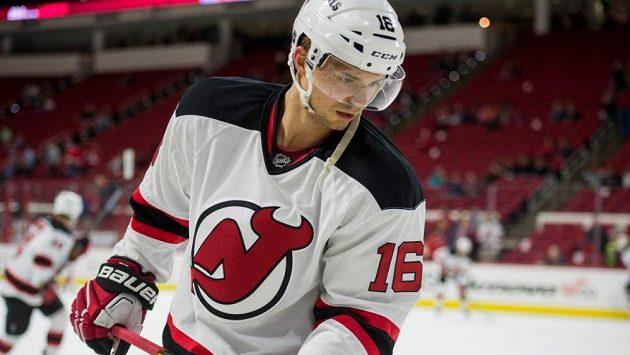 Útočník New Jersey Jacob Josefson při rozbruslení před utkáním NHL s Carolinou. Útočník New Jersey Jacob Josefson při rozbruslení před utkáním NHL s Carolinou.