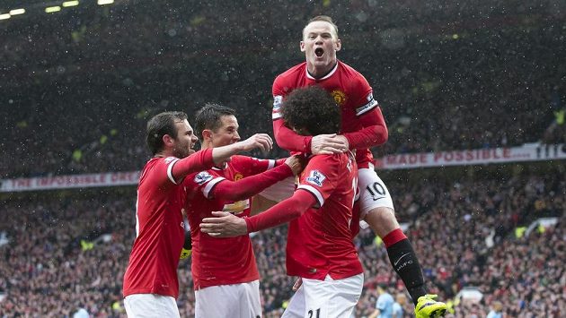 Fotbalisté Manchesteru United se radují se střelcem Marouane Fellainim (vpravo dole)z gólu, který vstřelil Manchesteru City. Fotbalisté Manchesteru United se radují se střelcem Marouane Fellainim (vpravo dole)z gólu, který vstřelil Manchesteru City.