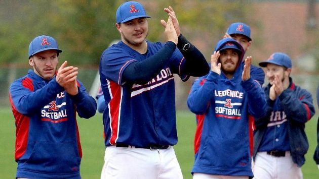 Žraloci Ledenice se radují z historicky prvního softbalového titulu Žraloci Ledenice se radují z historicky prvního softbalového titulu