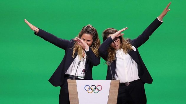 Snowboardistka Michela Moioliová (vlevo) a lyžařka Sofia Goggiaová během letní prezentace úspěšné kandidatury Milána a Cortiny na zimní olympijské hry 2026. Snowboardistka Michela Moioliová (vlevo) a lyžařka Sofia Goggiaová během letní prezentace úspěšné kandidatury Milána a Cortiny na zimní olympijské hry 2026.