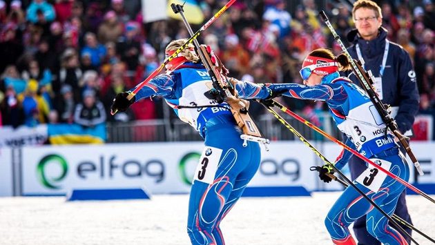 Lucie Charvátová (vlevo) posílá na závěrečný čtvrtý úsek štafety Veroniku Vítkovou. Lucie Charvátová (vlevo) posílá na závěrečný čtvrtý úsek štafety Veroniku Vítkovou.