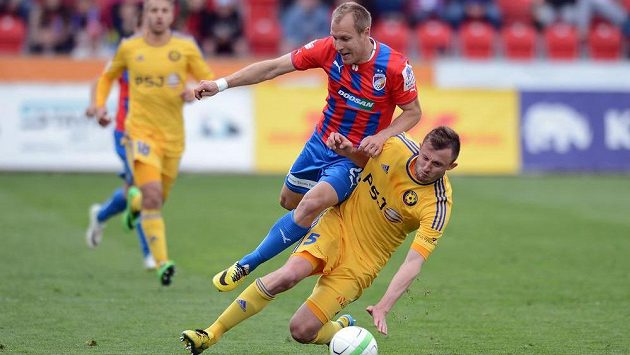 Plzeňský záložník Daniel Kolář a Jiří Krejčík z Jihlavy (vpravo) v utkání 24. kola Gambrinus ligy. Plzeňský záložník Daniel Kolář a Jiří Krejčík z Jihlavy (vpravo) v utkání 24. kola Gambrinus ligy.