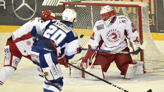 Hynek Zohorna (uprostřed) z Brna dává gól třineckému brankáři Šimonu Hrubcovi. Hynek Zohorna (uprostřed) z Brna dává gól třineckému brankáři Šimonu Hrubcovi.