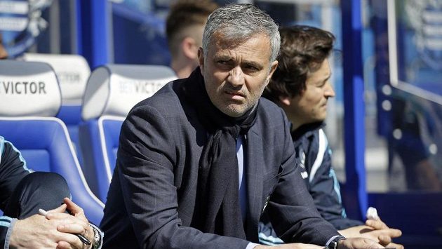 Manažer Chelsea José Mourinho na stadiónu Loftus Road během nedělního utkání s Queens Park Rangers. Manažer Chelsea José Mourinho na stadiónu Loftus Road během nedělního utkání s Queens Park Rangers.