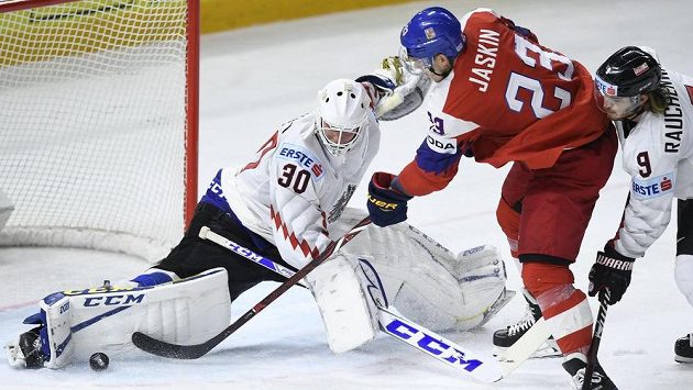 Dmitrij Jaškin se pokouší překonat rakouského brankáře Daniela Kickerta, vpravo je Alexander Rauchenwald z Rakouska. Dmitrij Jaškin se pokouší překonat rakouského brankáře Daniela Kickerta, vpravo je Alexander Rauchenwald z Rakouska.
