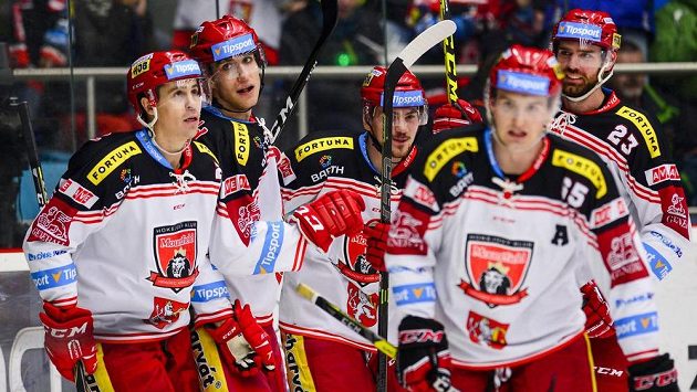 Hokejisté Hradce Králové získali na Spengler Cup posilu, do týmu přijde kanadský obránce Travis Ehrhardt. Hokejisté Hradce Králové získali na Spengler Cup posilu, do týmu přijde kanadský obránce Travis Ehrhardt.