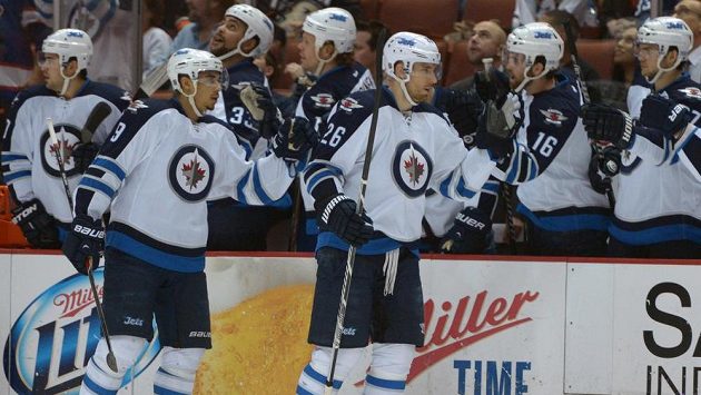 Útočníci Winnipegu Evander Kane (9) a Blake Wheeler (26) se radují z gólu proti Anaheimu. Útočníci Winnipegu Evander Kane (9) a Blake Wheeler (26) se radují z gólu proti Anaheimu.