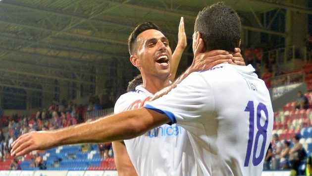 Eran Zahavi (vlevo) a Eytan Tibi z Maccabi Tel Aviv se radují z vítězství v Plzni. Eran Zahavi (vlevo) a Eytan Tibi z Maccabi Tel Aviv se radují z vítězství v Plzni.