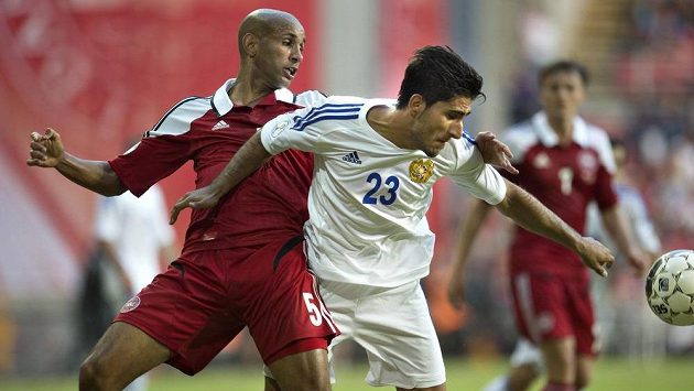 Aras Özbiliz (vpravo) z Arménie v souboji s Dánem Simonem Poulsenem v utkání kvalifikace MS 2014 v Kodani. Aras Özbiliz (vpravo) z Arménie v souboji s Dánem Simonem Poulsenem v utkání kvalifikace MS 2014 v Kodani.