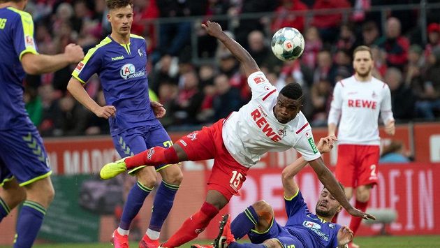 Jhon Cordoba z Kolína nad Rýnem hlavičkuje v bundesligovém klání proti Freiburgu. Jhon Cordoba z Kolína nad Rýnem hlavičkuje v bundesligovém klání proti Freiburgu.