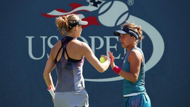 České tenistky Lucie Šafářová a Barbora Strýcová si zahrají semifinále čtyřhry na US Open. České tenistky Lucie Šafářová a Barbora Strýcová si zahrají semifinále čtyřhry na US Open.