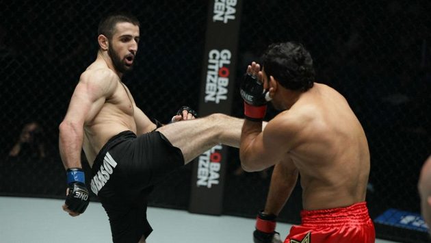 Kiamrian Abbasov, muž, který se zamiloval do MMA. Kiamrian Abbasov, muž, který se zamiloval do MMA.