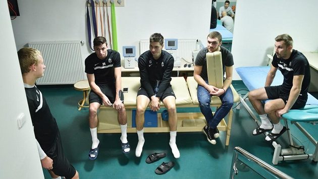 Jablonec zahájil přípravu na jarní část sezóny. Zleva útočník Ondřej Mihálik, záložníci Matěj Končal a Matěj Kubista a brankář Michalů Bárta. Jablonec zahájil přípravu na jarní část sezóny. Zleva útočník Ondřej Mihálik, záložníci Matěj Končal a Matěj Kubista a brankář Michalů Bárta.