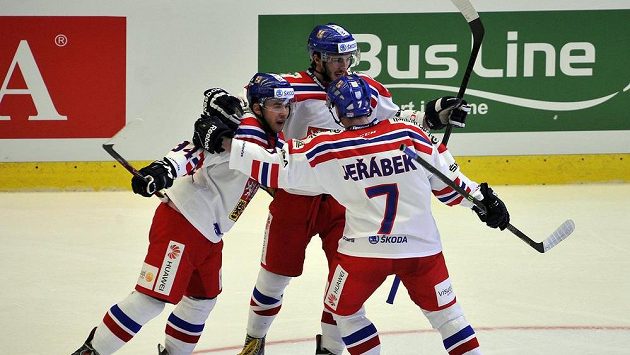 Čeští hokejisté se radují ve druhém utkání z druhého gólu v síti Slovenska. Čeští hokejisté se radují ve druhém utkání z druhého gólu v síti Slovenska.