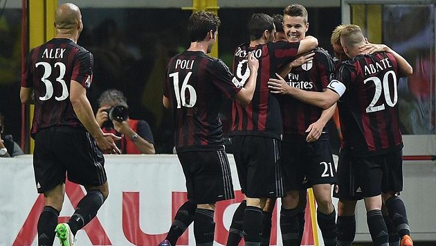Marco van Ginkel (21) z AC Milán slaví vítězný gól ve šlágru nad AS Řím. Marco van Ginkel (21) z AC Milán slaví vítězný gól ve šlágru nad AS Řím.