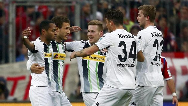 Fotbalisté Borussie Mönchengladbach slaví gól Raffaela (vlevo) na hřišti Bayernu Mnichov. Fotbalisté Borussie Mönchengladbach slaví gól Raffaela (vlevo) na hřišti Bayernu Mnichov.