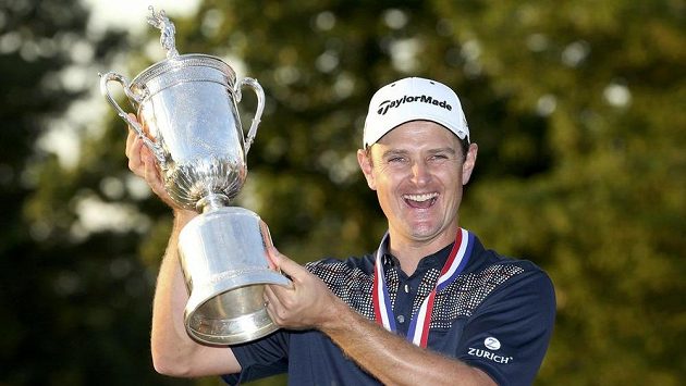 Golfista Justin Rose slaví vítězství na prestižním U.S. Open. Golfista Justin Rose slaví vítězství na prestižním U.S. Open.