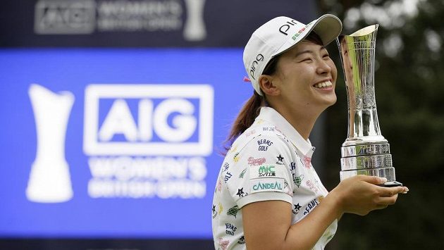 Japonka Hinako Šibunová se raduje z vítězství při své premiéře na okruhu LPGA. Japonka Hinako Šibunová se raduje z vítězství při své premiéře na okruhu LPGA.