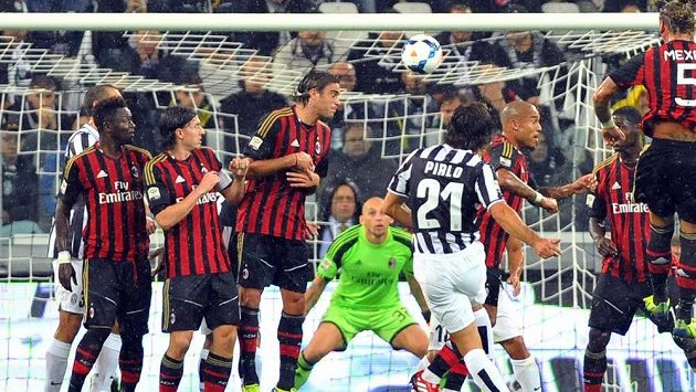 Středopolař Juventusu Andrea Pirlo (uprostřed) střílí gól v utkání proti AC Milán. Středopolař Juventusu Andrea Pirlo (uprostřed) střílí gól v utkání proti AC Milán.