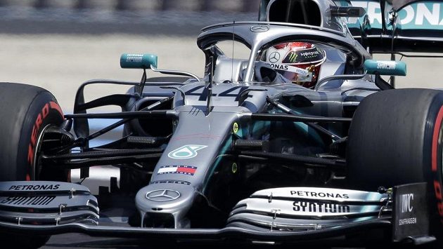 Britský mistr světa Lewis Hamilton během kvalifikace na Velkou cenu Francie. Britský mistr světa Lewis Hamilton během kvalifikace na Velkou cenu Francie.