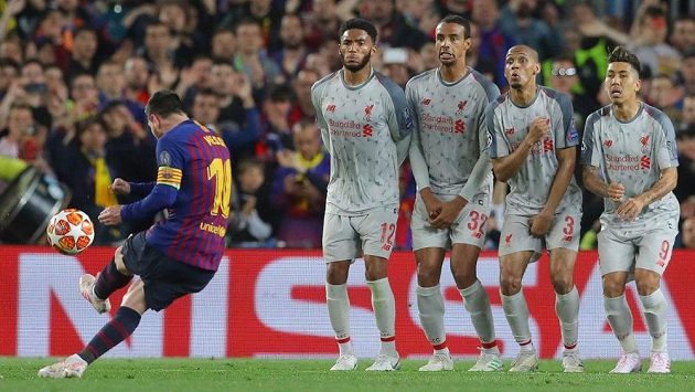 Lionel Messi báječně zakroutil svůj trestný kop a liverpoolský brankář Alison na míč nedosáhl. Lionel Messi báječně zakroutil svůj trestný kop a liverpoolský brankář Alison na míč nedosáhl.