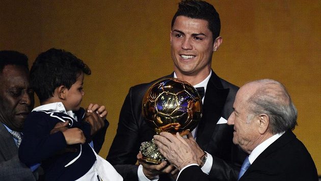 Hvězda Realu Madrid Cristiano Ronaldo a jeho syn Cristiano junior na galavečeru FIFA při převzetí Zlatého míče pro nejlepšího fotbalistu světa za rok 2013. Hvězda Realu Madrid Cristiano Ronaldo a jeho syn Cristiano junior na galavečeru FIFA při převzetí Zlatého míče pro nejlepšího fotbalistu světa za rok 2013.
