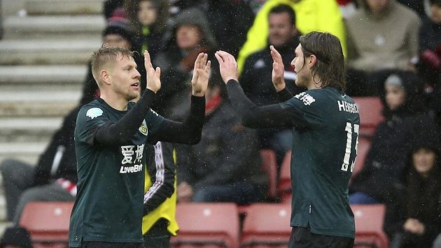 Matěj Vydra (vlevo) z Burnley při utkání se Southamptonem. Matěj Vydra (vlevo) z Burnley při utkání se Southamptonem.