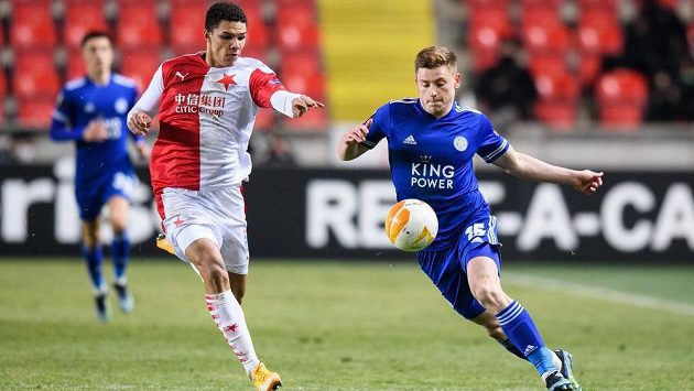 Harvey Barnes (vpravo) z Leicesteru a Alexander Bah ze Slavie na archivním snímku. Harvey Barnes (vpravo) z Leicesteru a Alexander Bah ze Slavie na archivním snímku.
