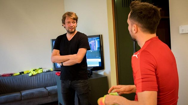 Fotograf Ondřej Pýcha s fotbalovým obráncem Tomášem Sivokem během příprav na porřizování snímků pro kalednář FAČR na příští rok. Fotograf Ondřej Pýcha s fotbalovým obráncem Tomášem Sivokem během příprav na porřizování snímků pro kalednář FAČR na příští rok.