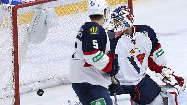Brankář hokejistů Slovanu Bratislava Jaroslav Janus inkasuje gól. Brankář hokejistů Slovanu Bratislava Jaroslav Janus inkasuje gól.