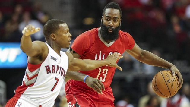 Jamese Hardena (vpravo) z Houstonu brání Kyle Lowry z Toronta. Jamese Hardena (vpravo) z Houstonu brání Kyle Lowry z Toronta.