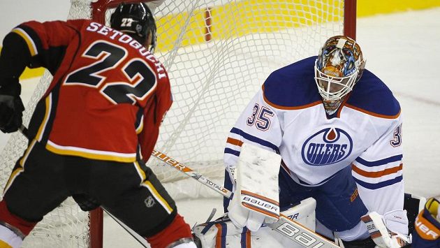 Devin Setoguchi z Calgary (vlevo) se snaží během přípravného zápasu překonat brankáře Edmontonu Viktora Fastha. Devin Setoguchi z Calgary (vlevo) se snaží během přípravného zápasu překonat brankáře Edmontonu Viktora Fastha.