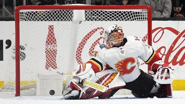 Český brankář ve službách Calgary David Rittich inkasuje gól na ledě Los Angeles Kings. Český brankář ve službách Calgary David Rittich inkasuje gól na ledě Los Angeles Kings.